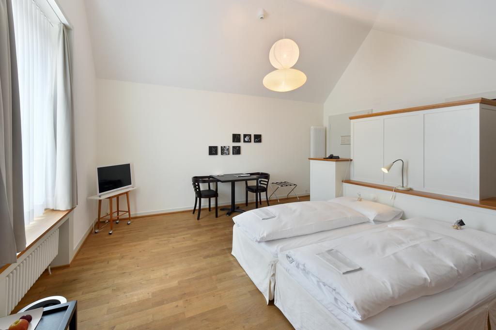Hotel Im Schlosspark Binningen Extérieur photo